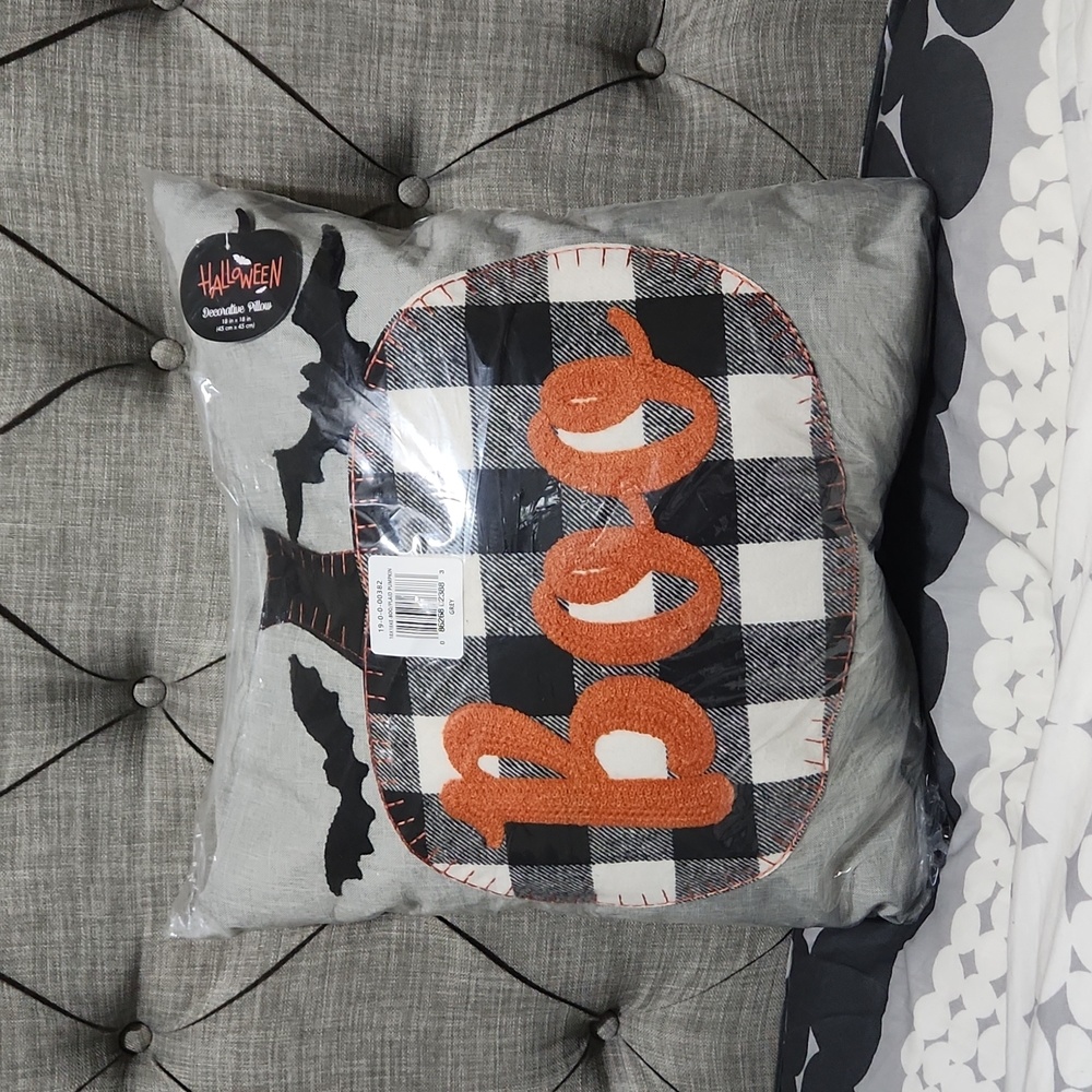 Halloween Boo Decorative pillow - Picture 2 of 4